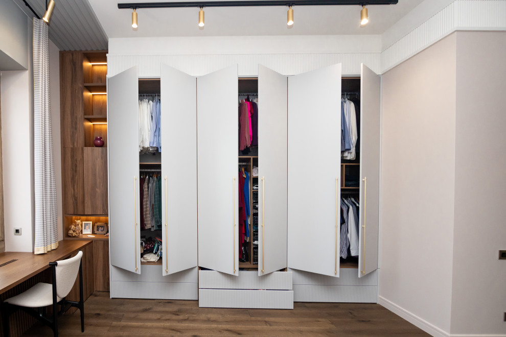 Меблировка спальни: шкаф, стеллаж и стол-подоконник