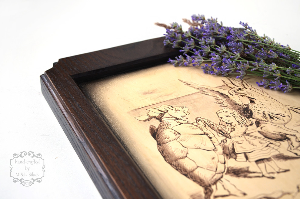 Рисунки в авторской технике на дубовой доске. "Алиса в зазеркалье", сюжеты Д. Тэ