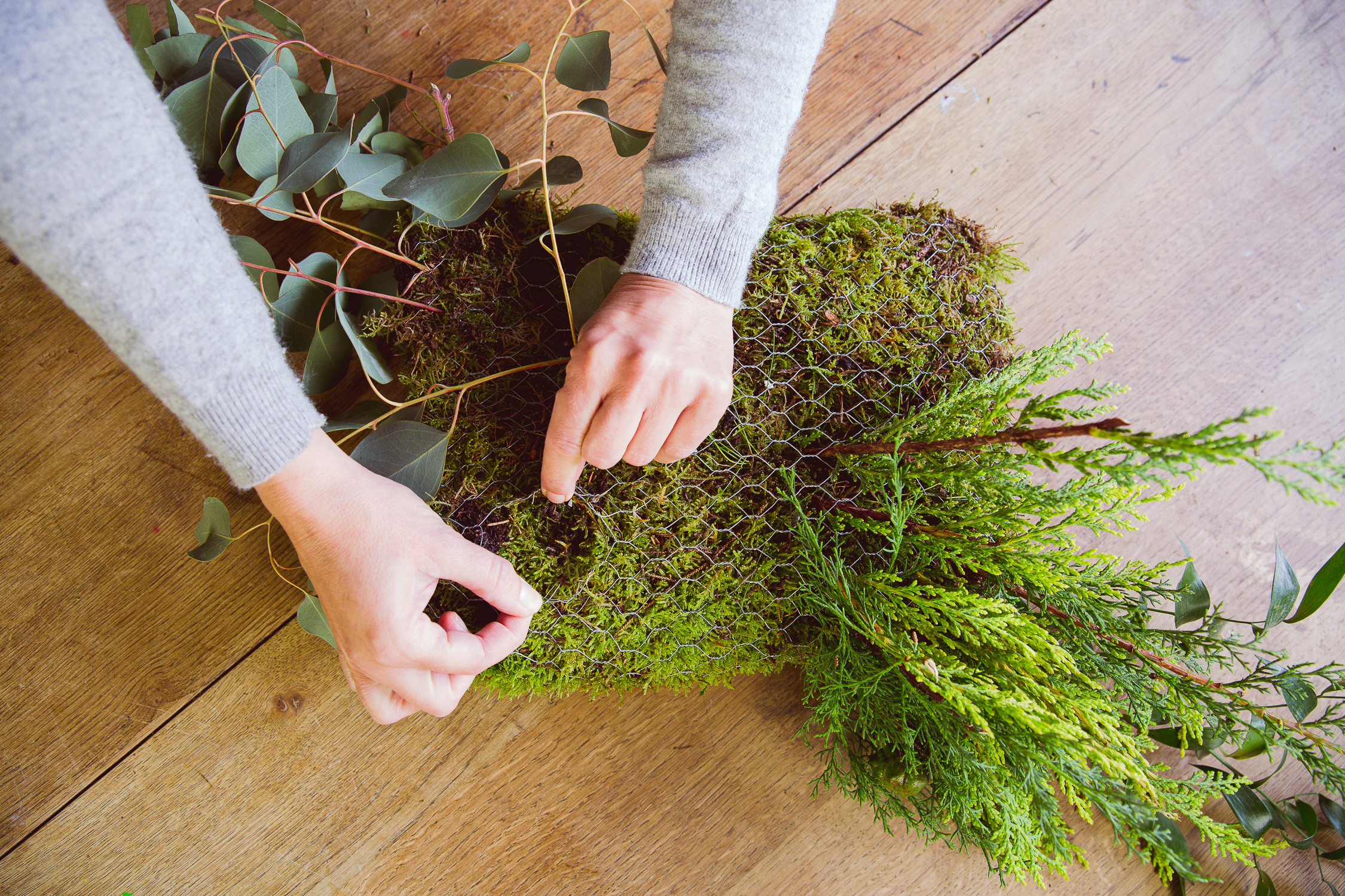 Своими руками: Композиция изо мха и цветов