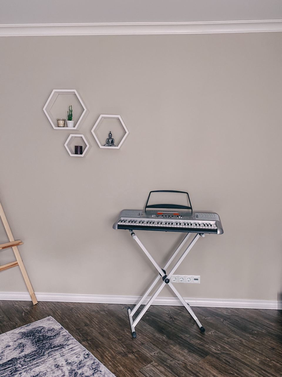 Установка плинтуса и карниза. Жилой квартал «Сколковский»