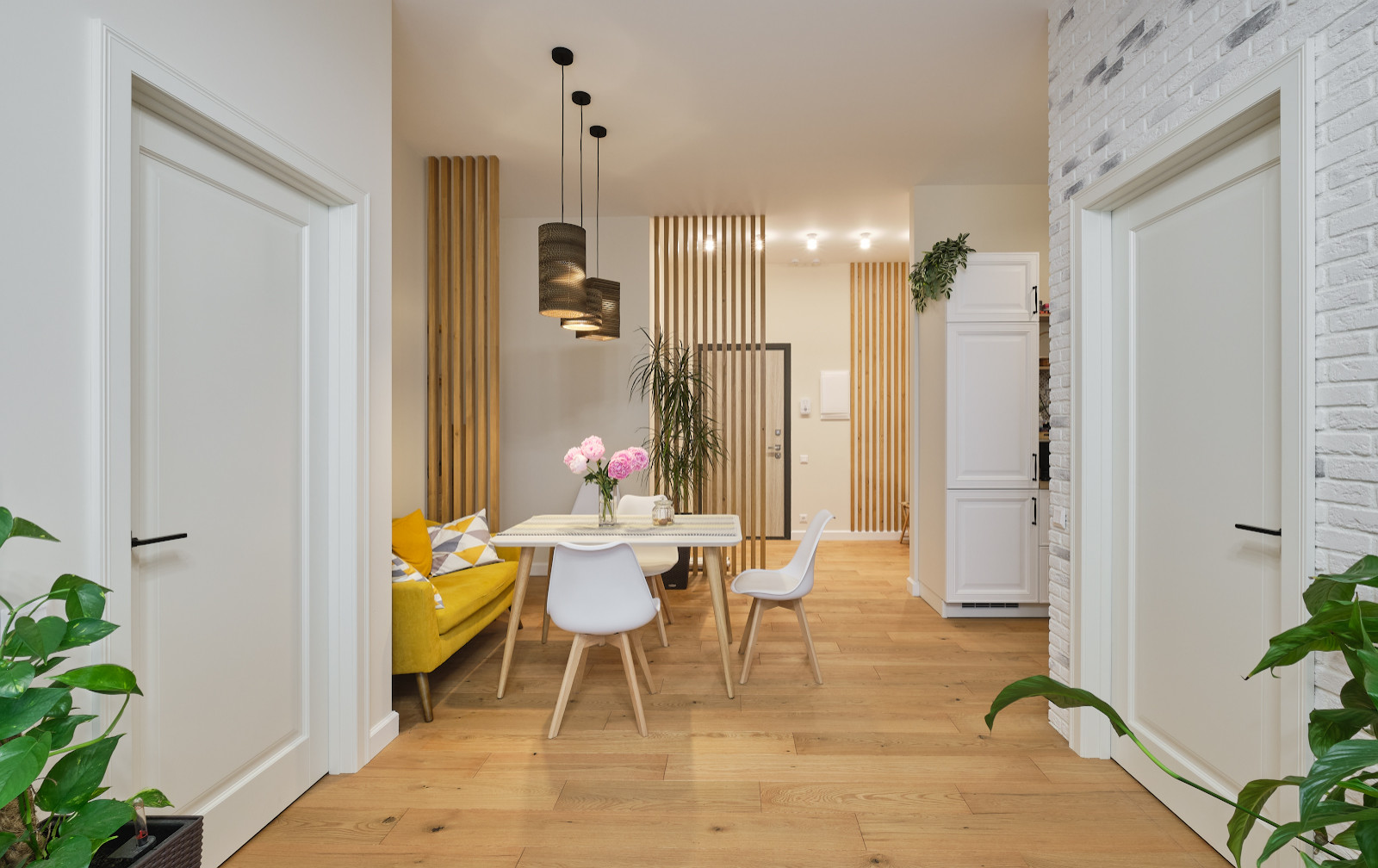 Кантри Г-2 Ral 9010 в квартире современного стиля