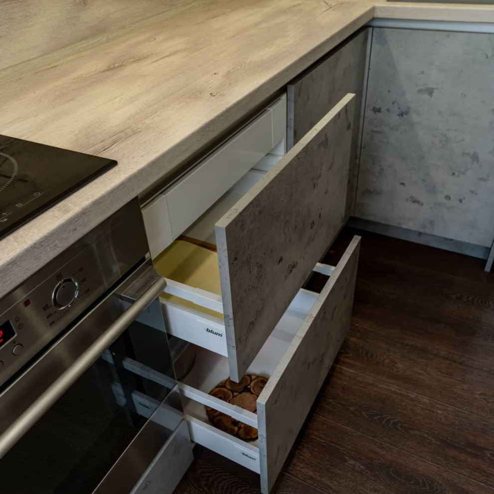 Угловая встроенная кухня с белыми глянцевыми и каменными фасадами