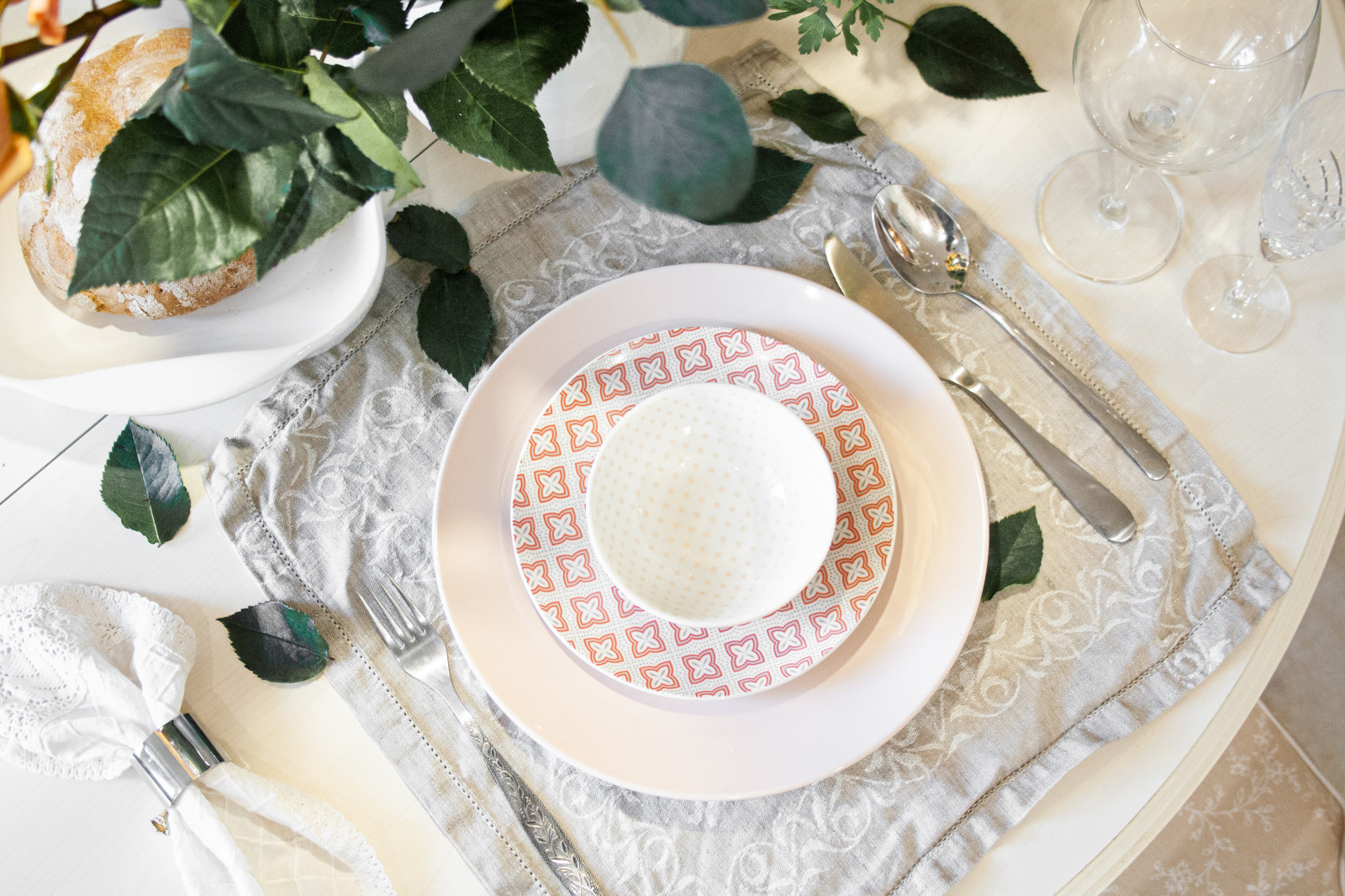 Освежающий и легкий интерьер кухни для семьи из двух человек