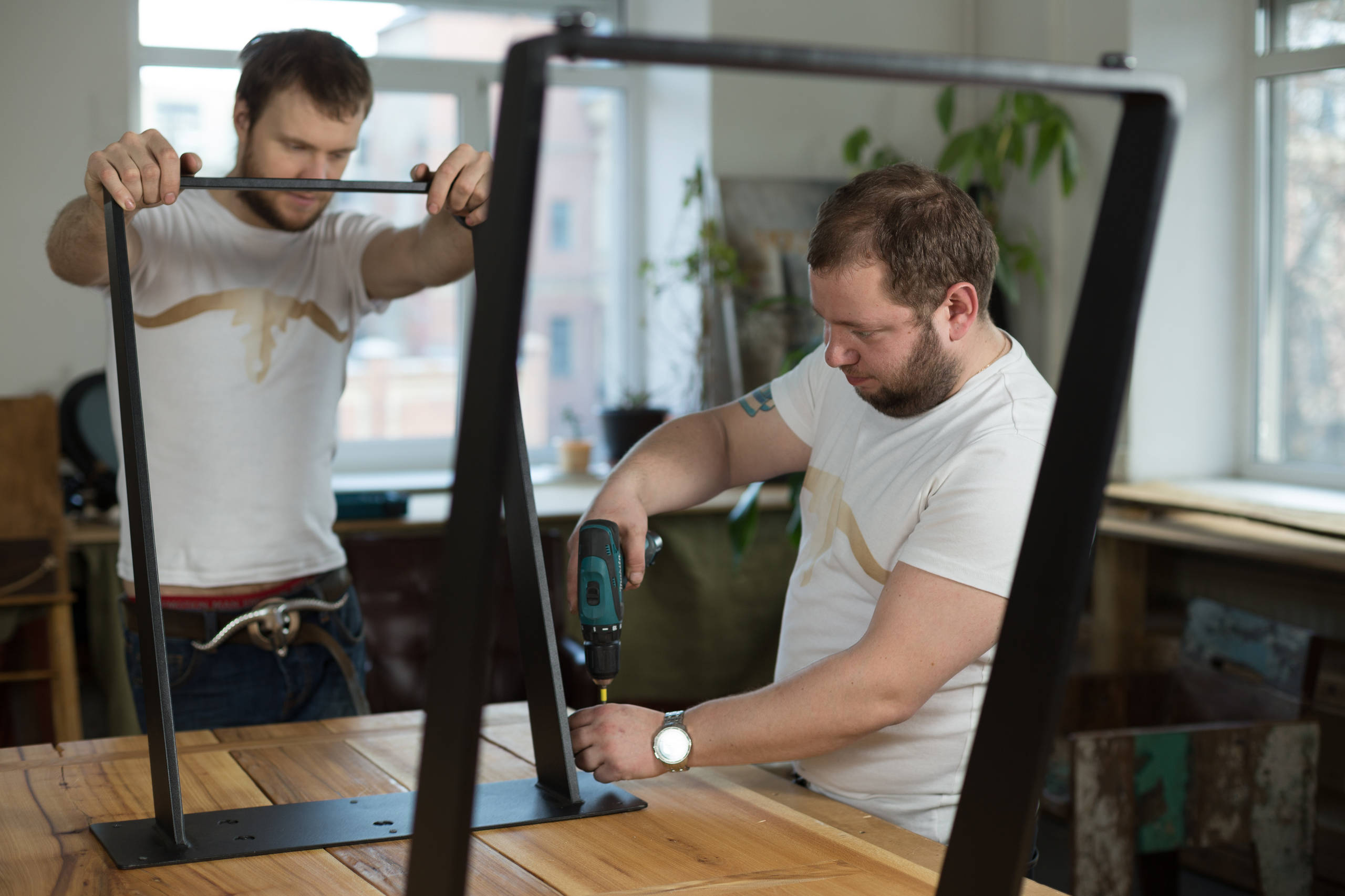 Портрет: Подвесная кровать и брутальная мебель от экспериментатора