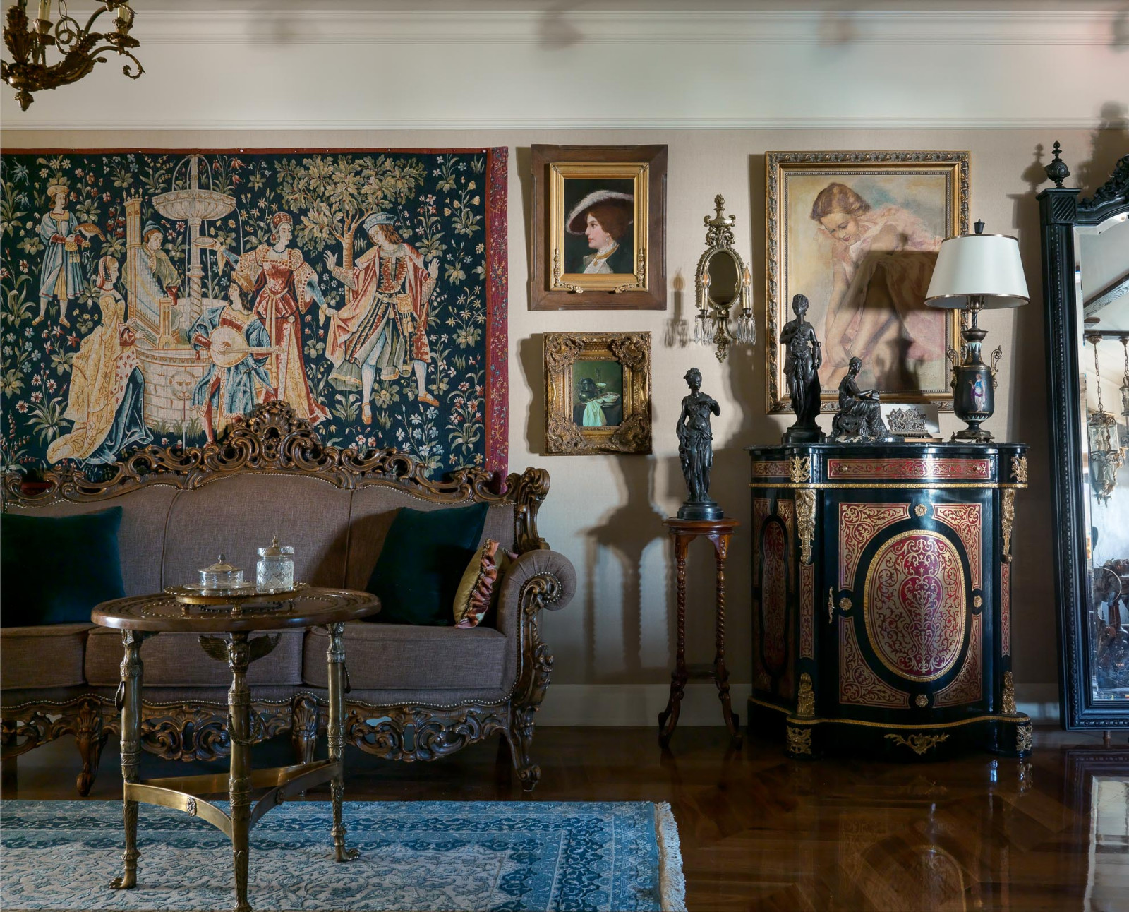 КВАРТИРА С АНТИКВАРНОЙ МЕБЕЛЬЮ (90 М.КВ) И ПРЕДМЕТАМИ ИСКУССТВА