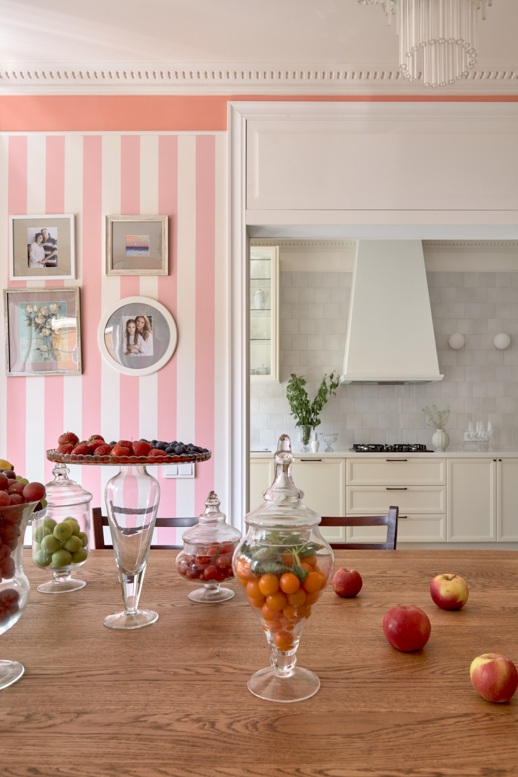 Столовая и кухня в розовую полоску