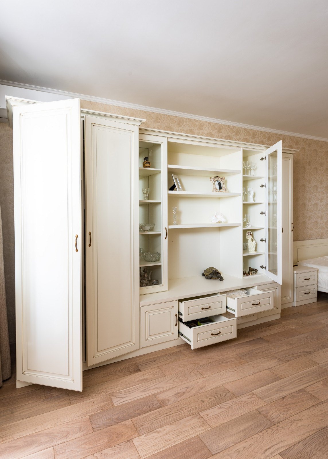 Шкафы и тумбы