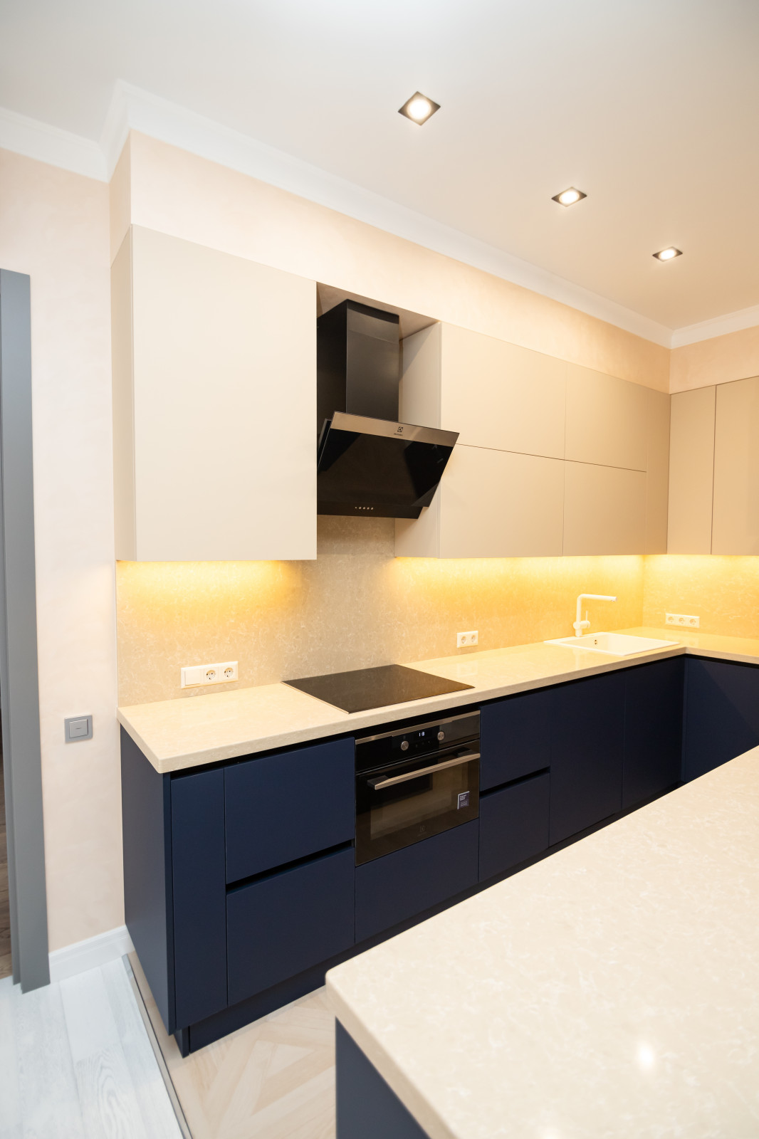 Бело-синяя кухня в современном стиле