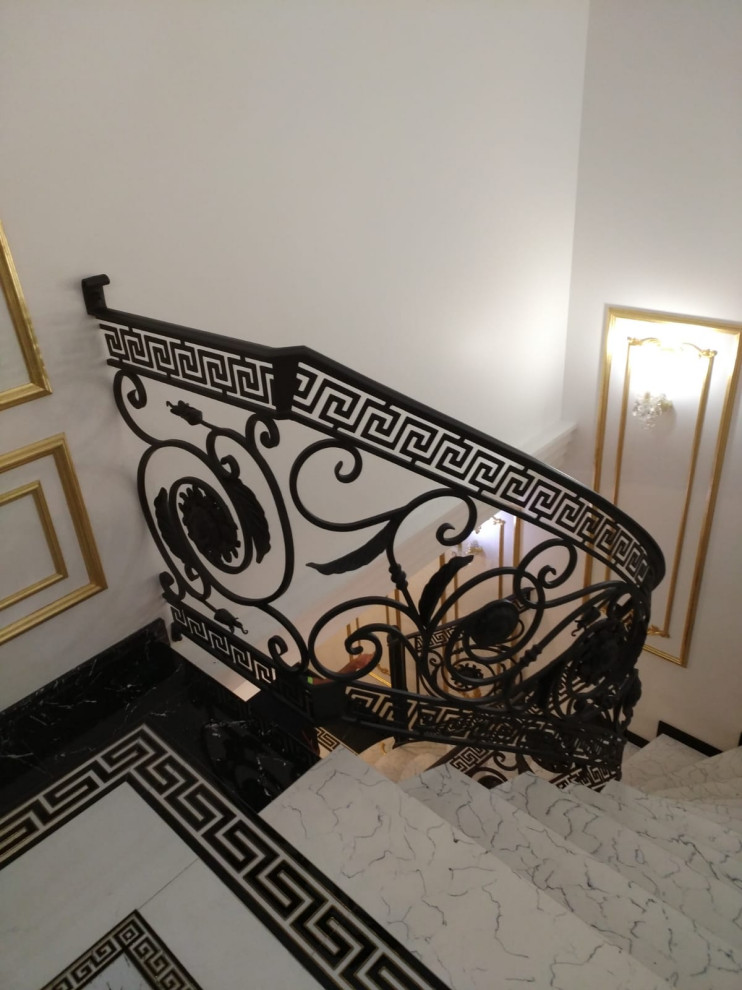 Радиусное перильное ограждение внутри дома