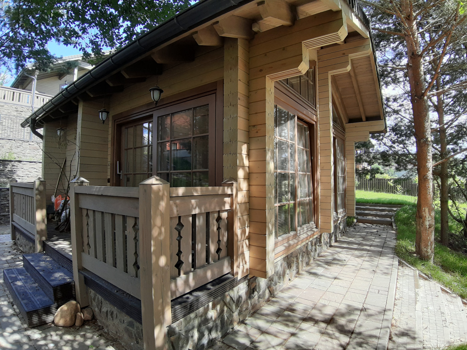 Дом из бруса в стиле шале.