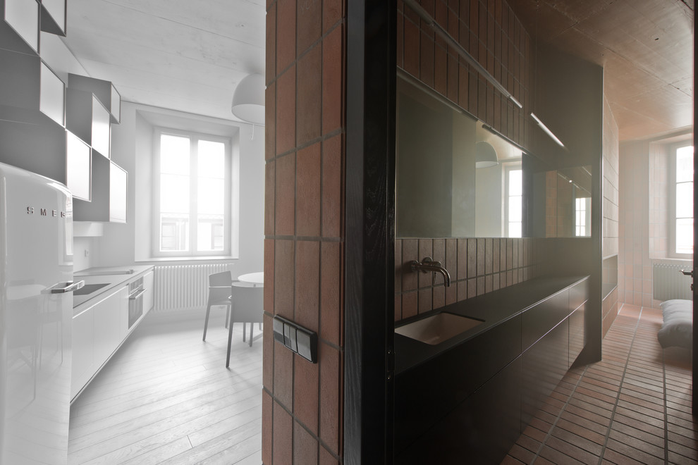 Houzz Литва: Аскетичная квартира с клинкерной стеной посредине