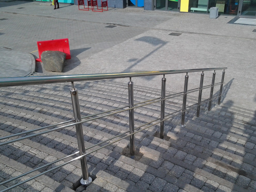 Перила из нержавейки в аквпарке.