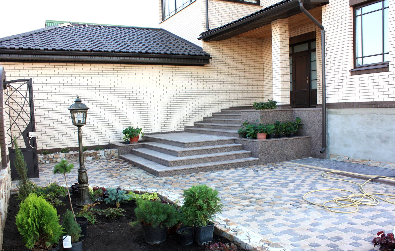 Парадная входная группа из гранита Цветок Украины