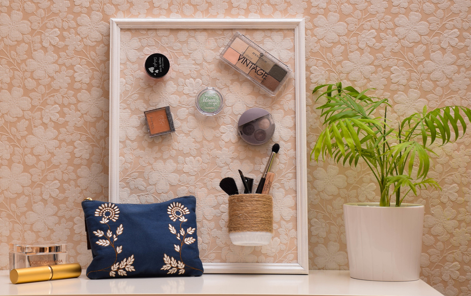 Обложка статьи: DIY: Как сделать магнитную доску своими руками для косметики