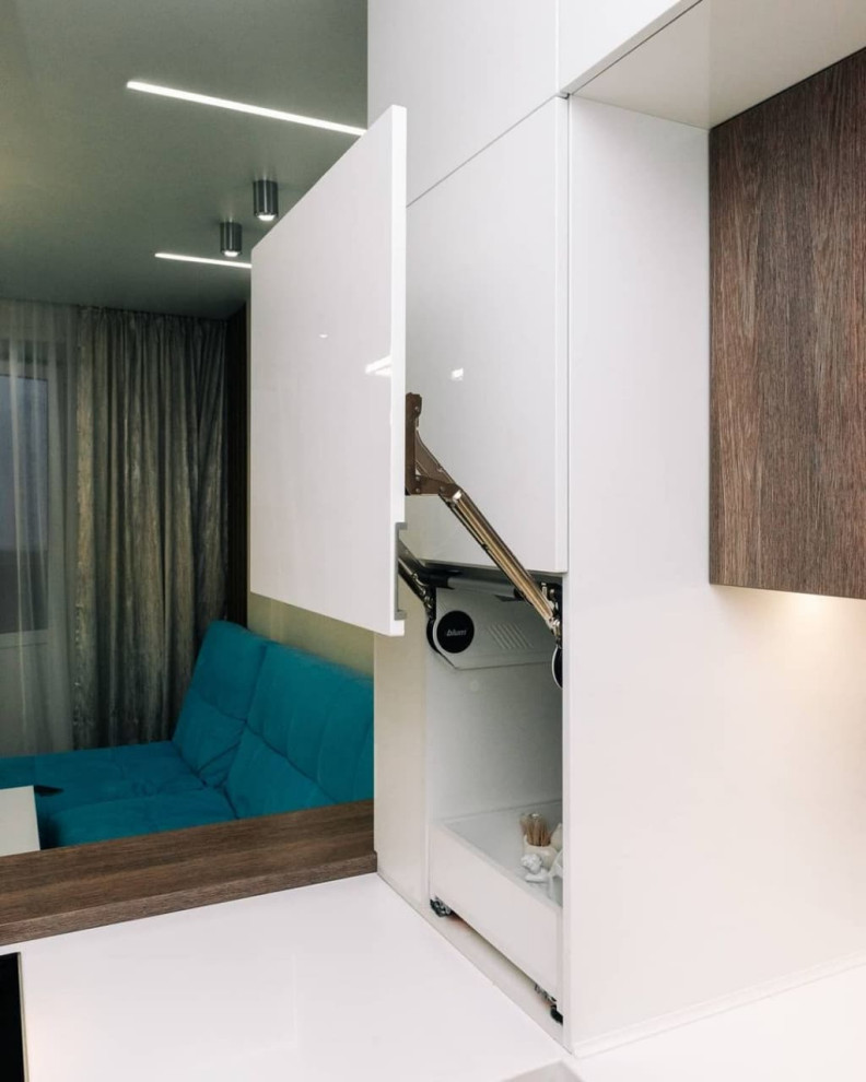 Большая белая п-образная кухня с островом, барной стойкой и витриной