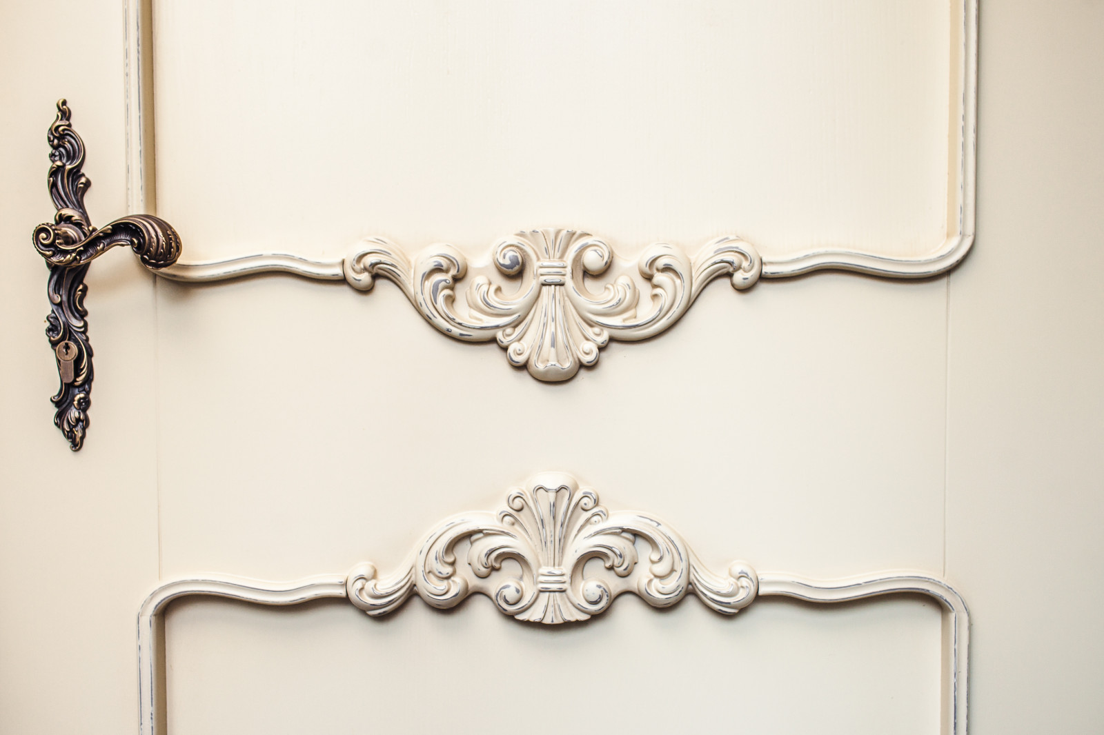 Двери и деревяные понели буазери для магазина