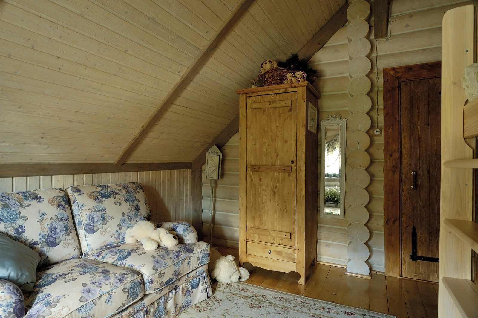 Обложка проекта: Детская комната на мансарде бревенчатого дома