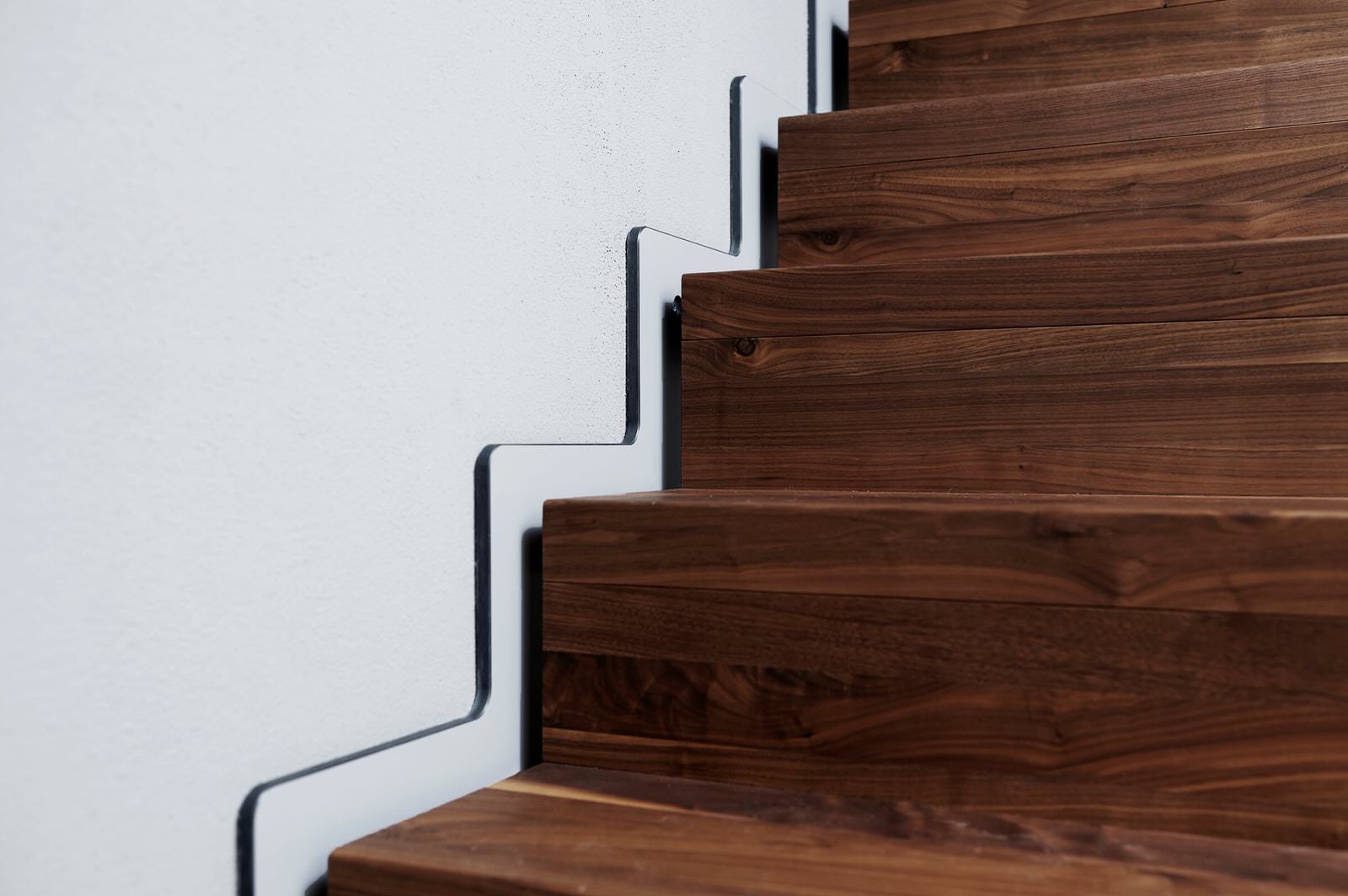 Консольная лестница из ореха с балюстрадой из нержавеющей стали