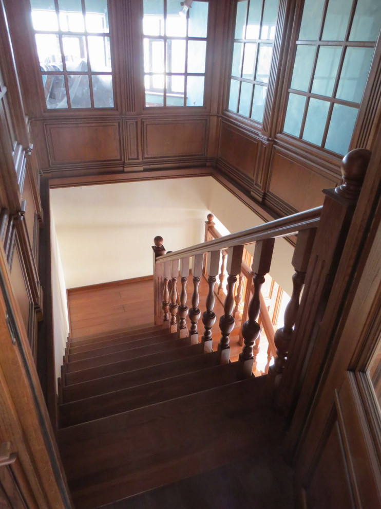 Классическая облицовка лестниц с изящными стойками