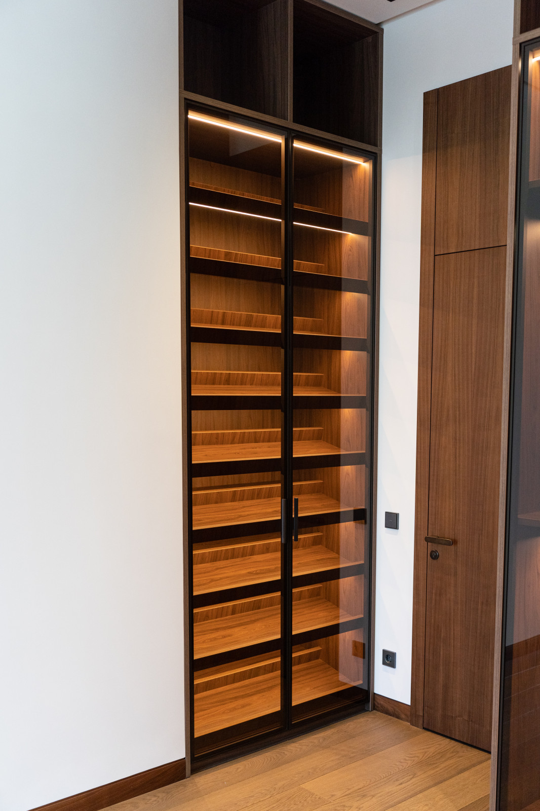 Гардеробная комната с распашными стеклянными RPE фасадами