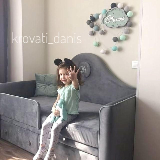 Обложка проекта: Детская кровать с вышивкой на медальоне