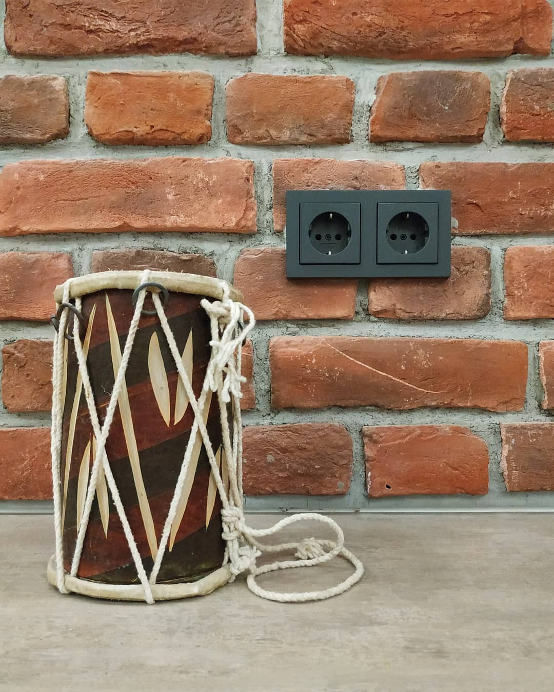 Обложка проекта: gray and bricks