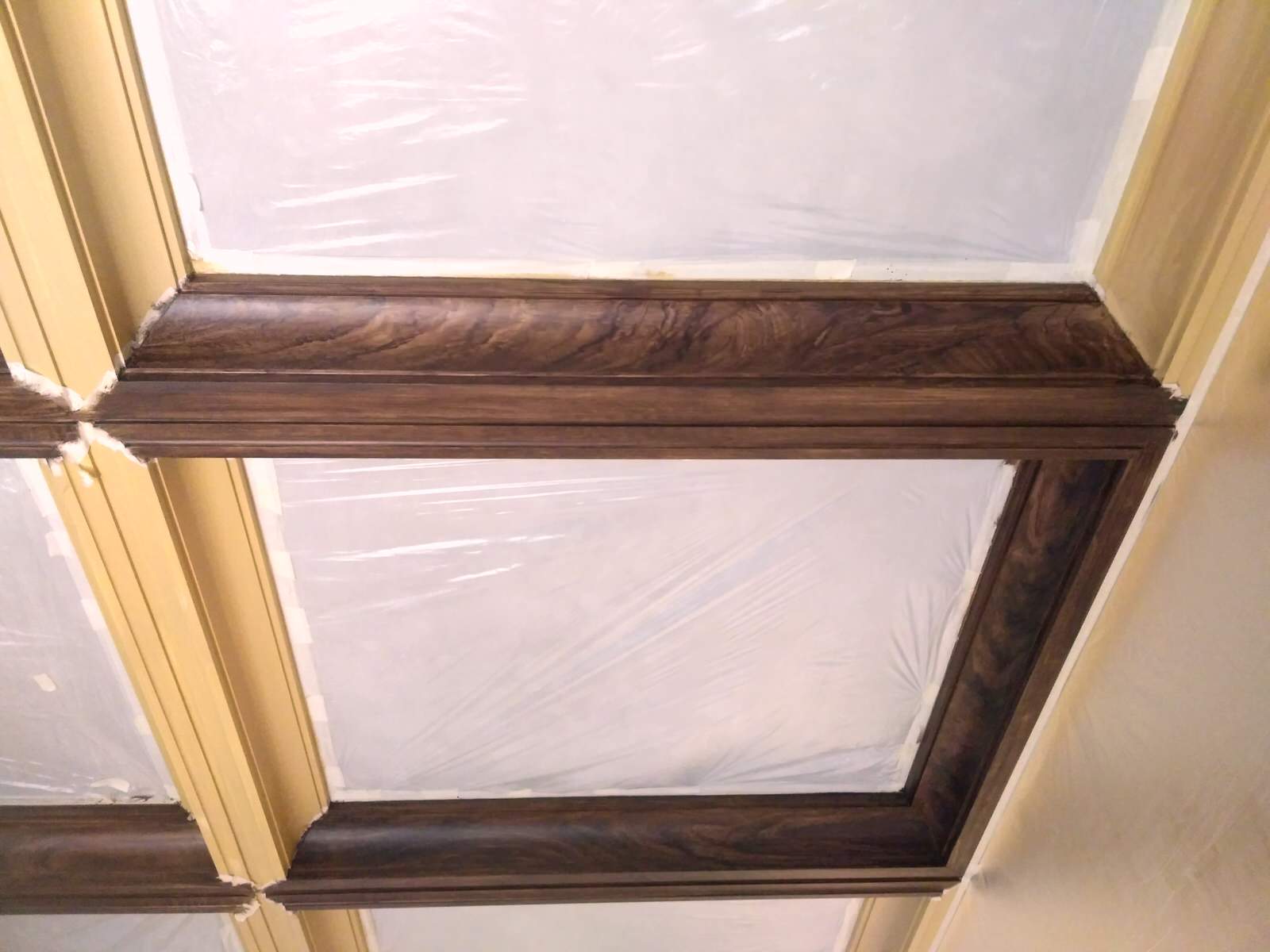 Разделка под орех гипсовых кессонов на потолке.