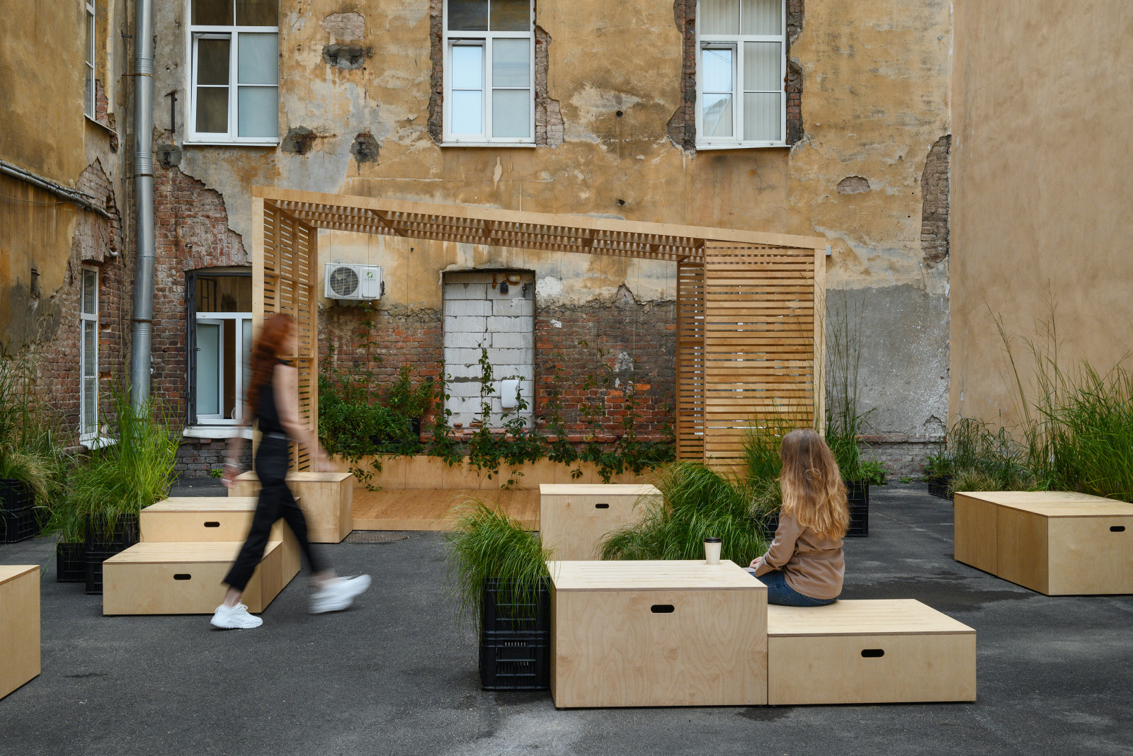 Беседка и модульные сидения из фанеры