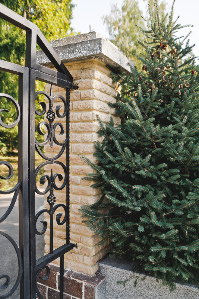 Маленький сад перед таунхаусом