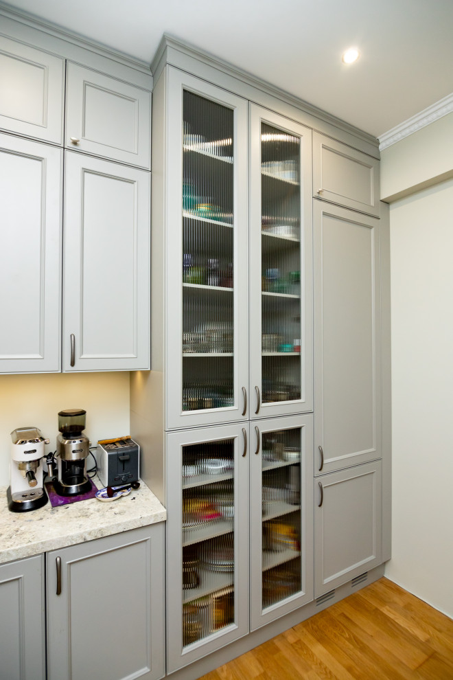 Светло-серая кухня в классическом стиле