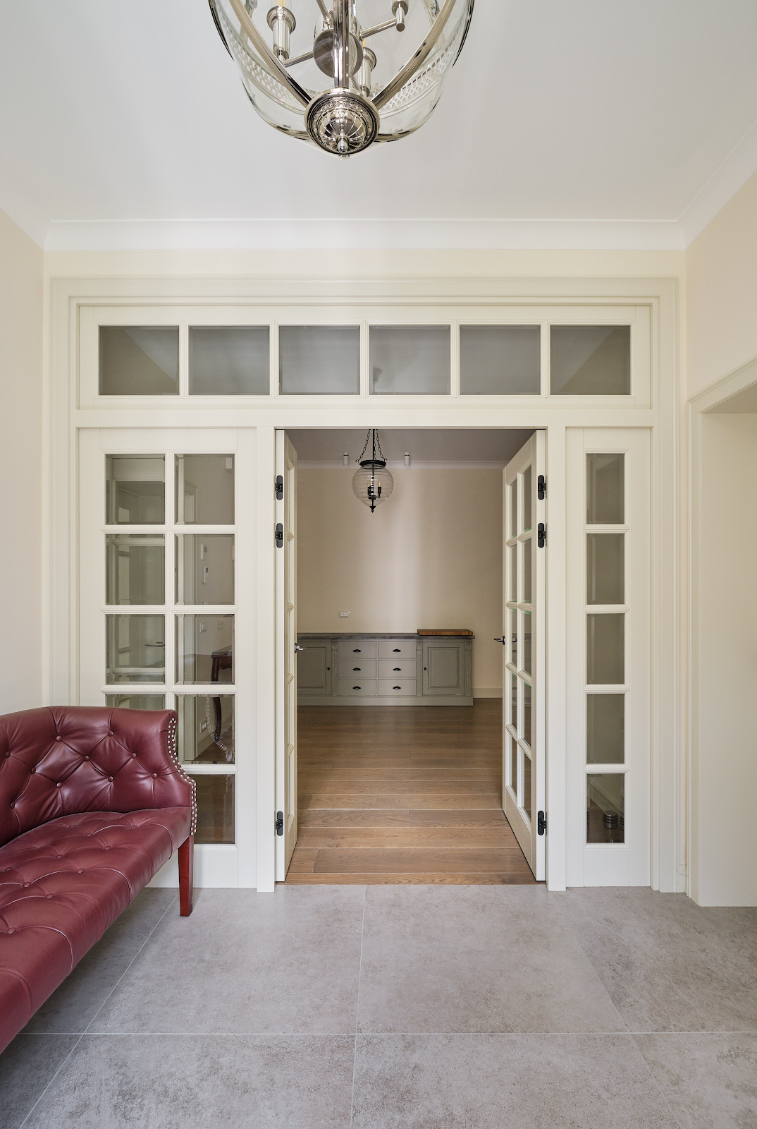 Кантри Ral 1013 в интерьере дома