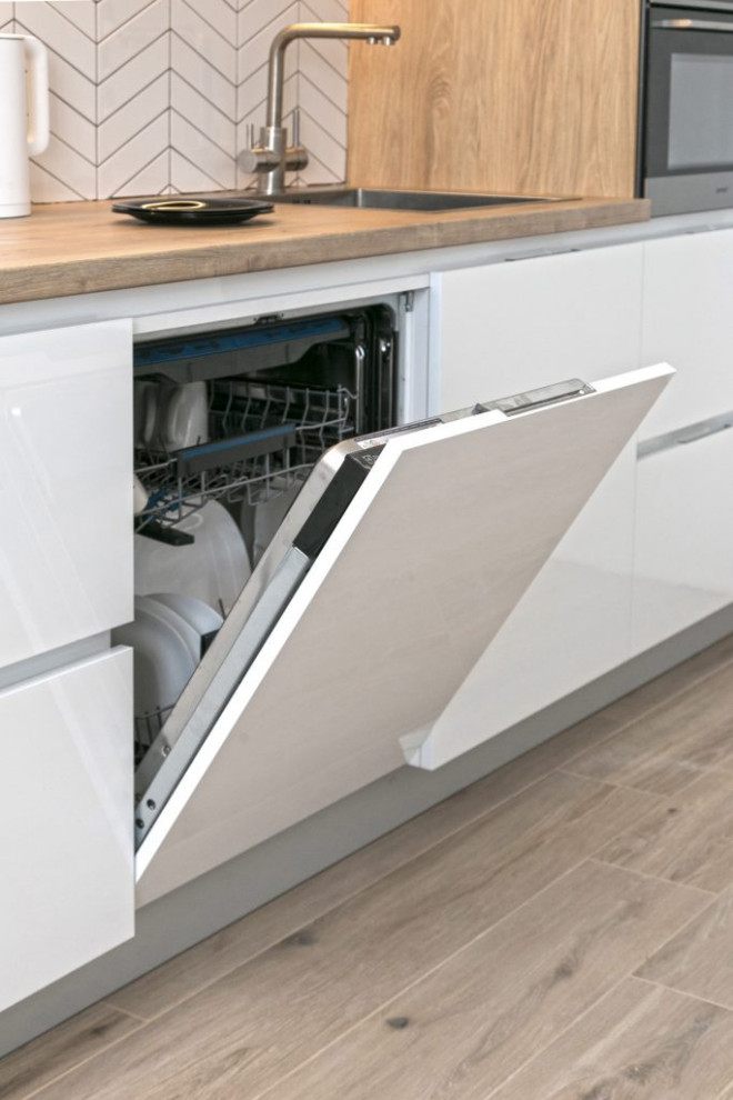 Белая глянцевая кухня с деревянными светлыми фасадами