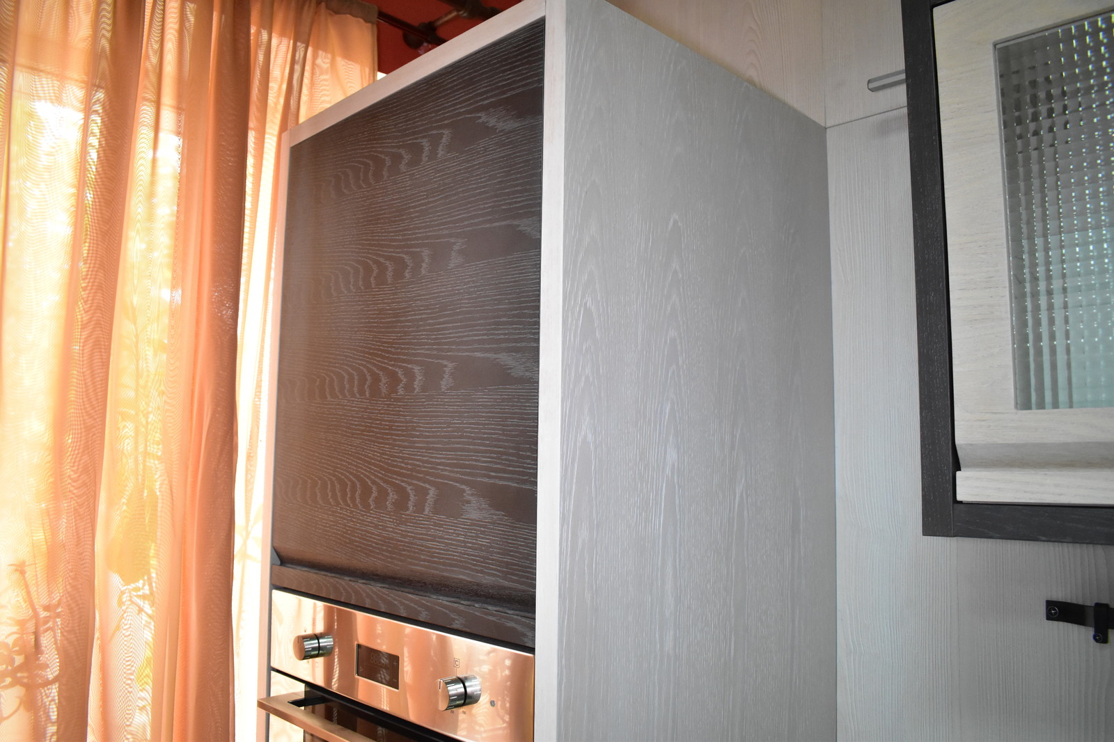 Кухня Пиано с интегрированной ручкой в фасад. Материал шпонированный МДФ