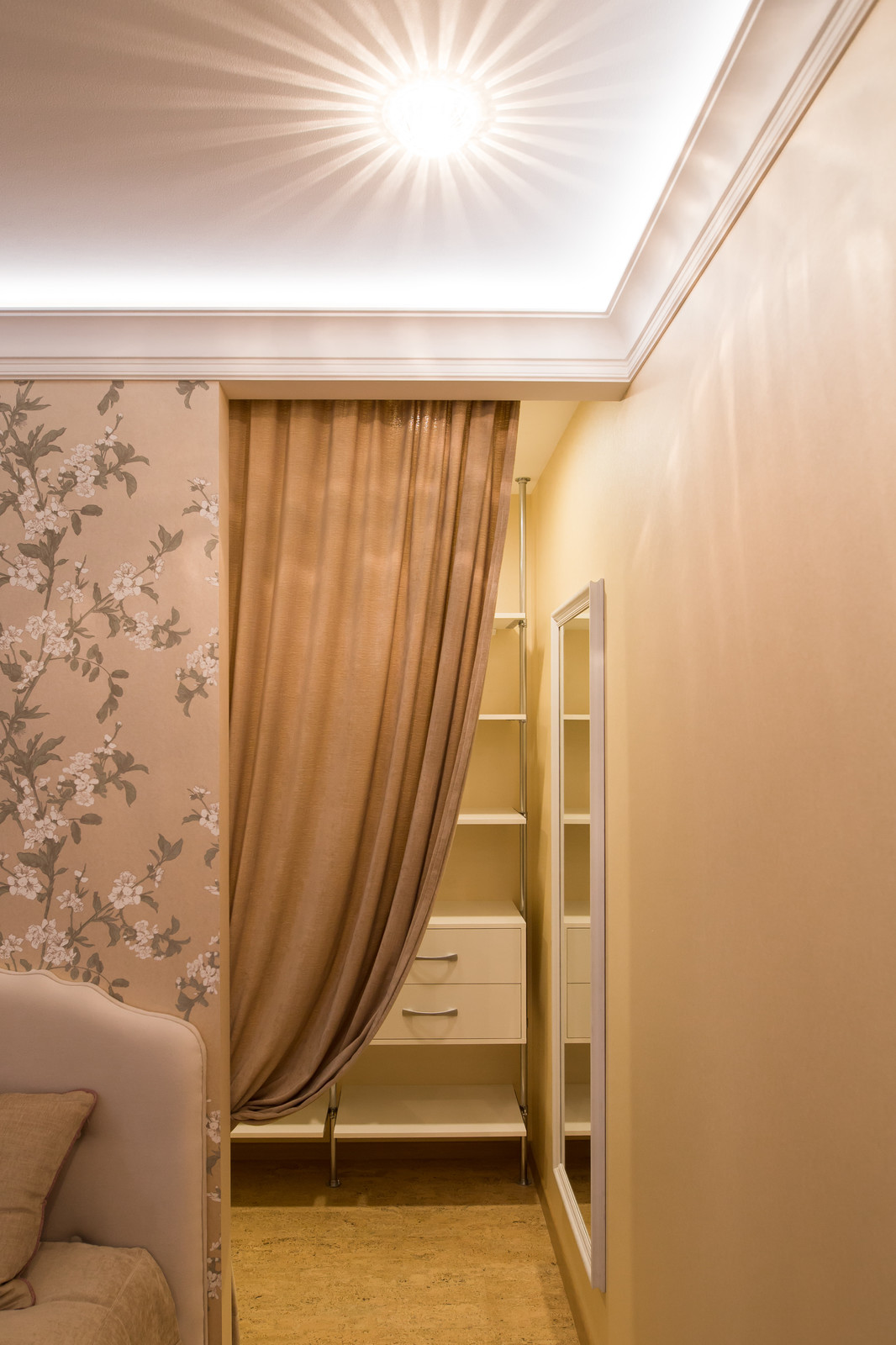 Городская кухня с лесным пейзажем