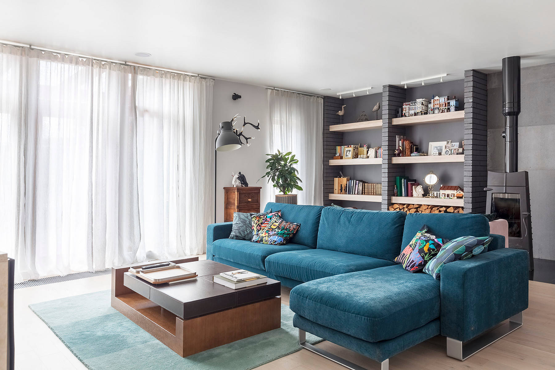 В гостях: Удивительный забор и черный-черный дом