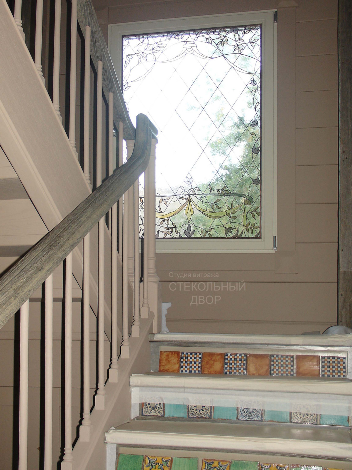 Вид витража с лестницы