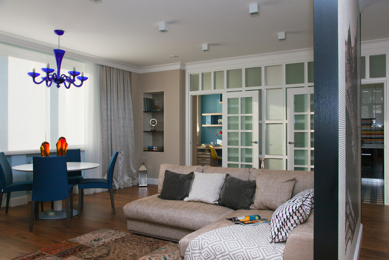 СОВРЕМЕННЫЙ ИНТЕРЬЕР С АНТИКВАРНЫМ КОМОДОМ