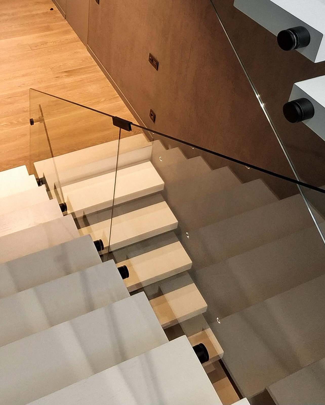 Обложка проекта: Классическая лестница на монокосоуре