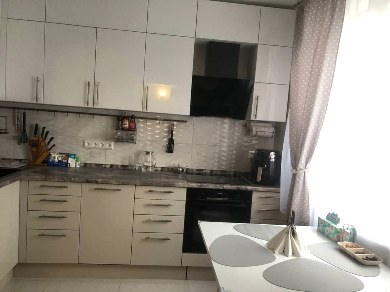 Обложка проекта: Угловая кухня в светлых тонах с тонированным стеклом