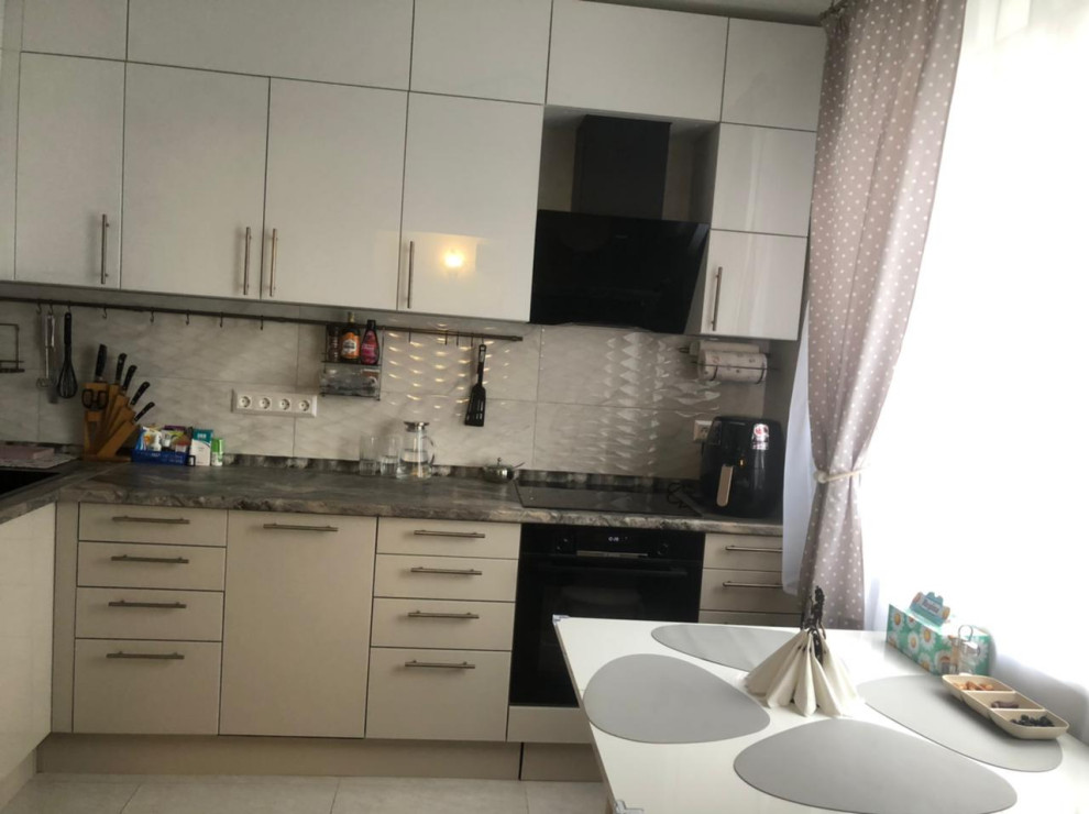 Обложка проекта: Угловая кухня в светлых тонах с тонированным стеклом