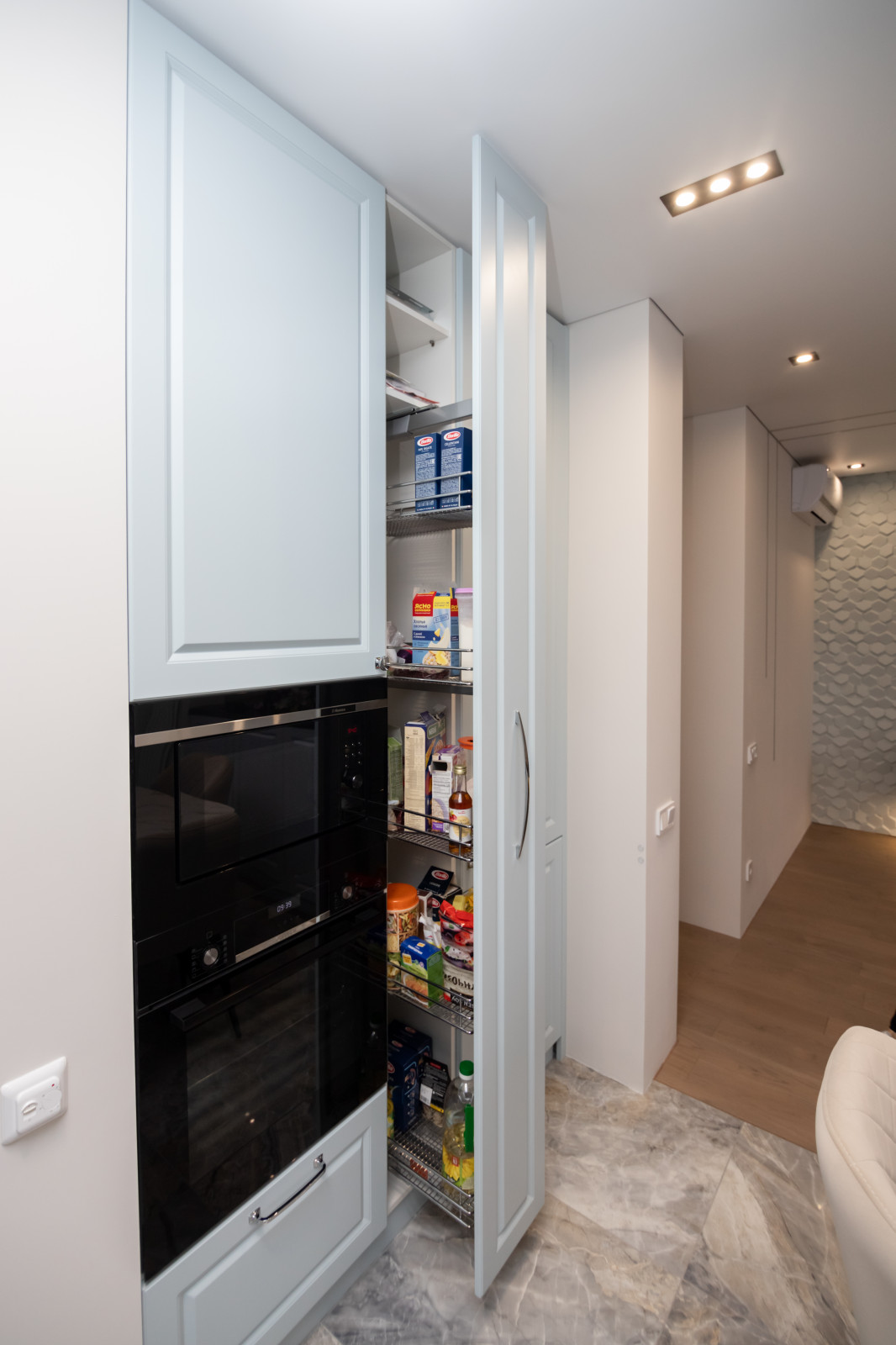 Кухня в серо-голубом цвете с барной стойкой