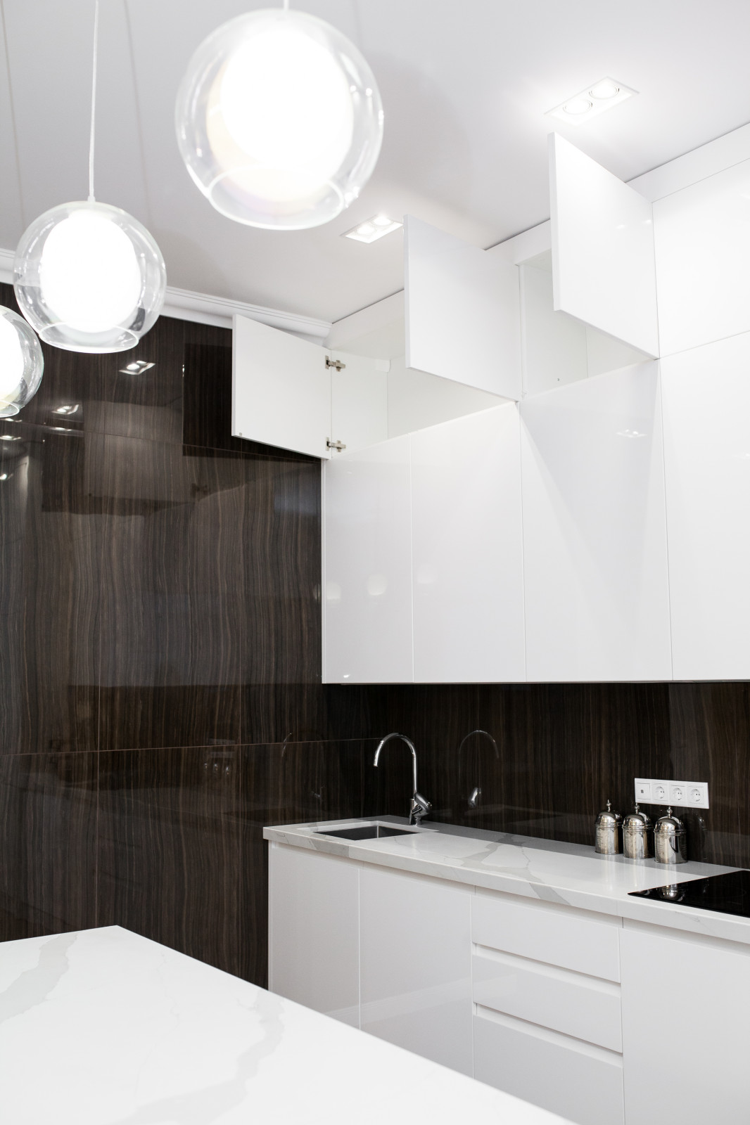 Светлая кухня в современном стиле