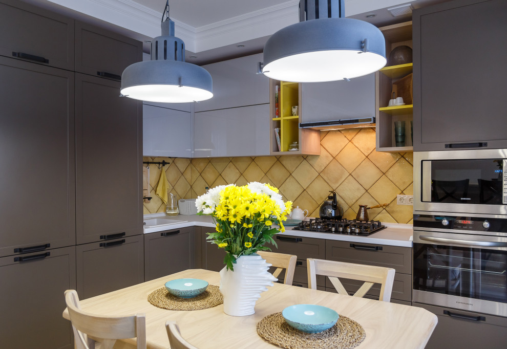 Разноцветная двухкомнатная квартира для девушки, которая любит вязать.