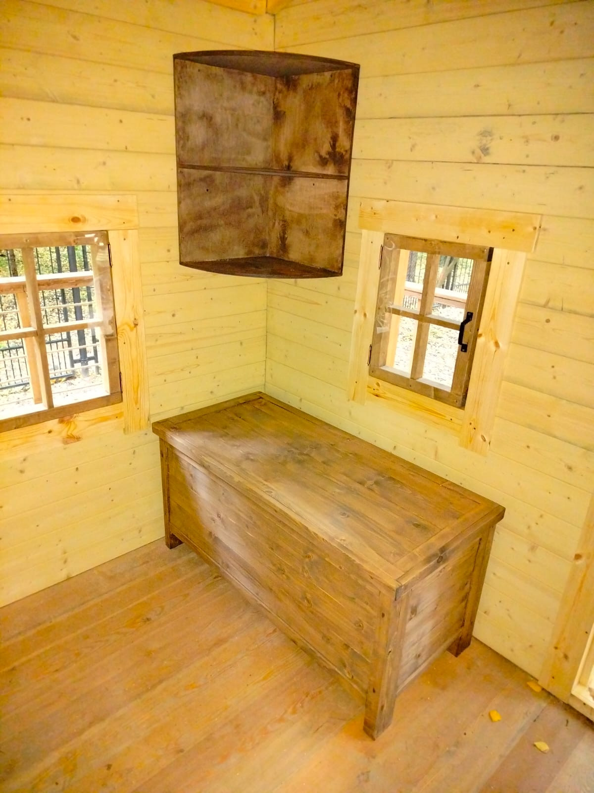 Домик на дереве в лесу