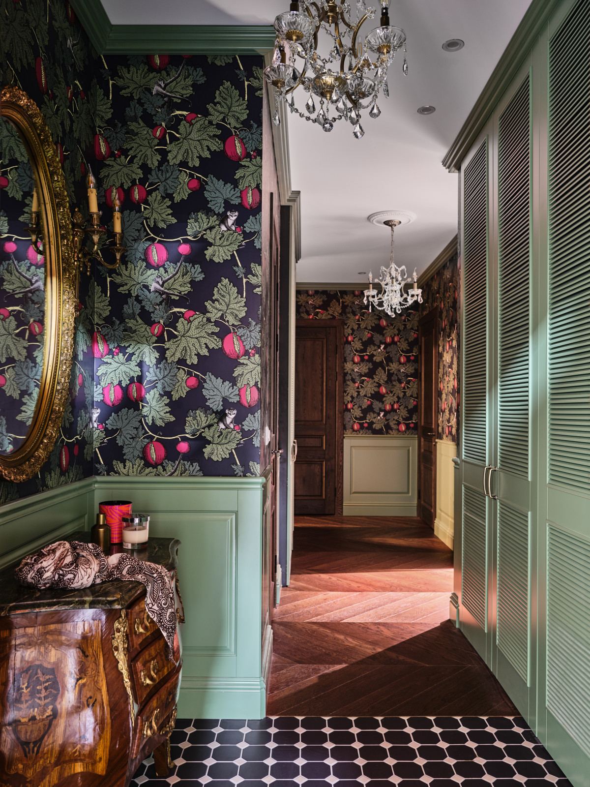 Яркий интерьер с антикварным декором