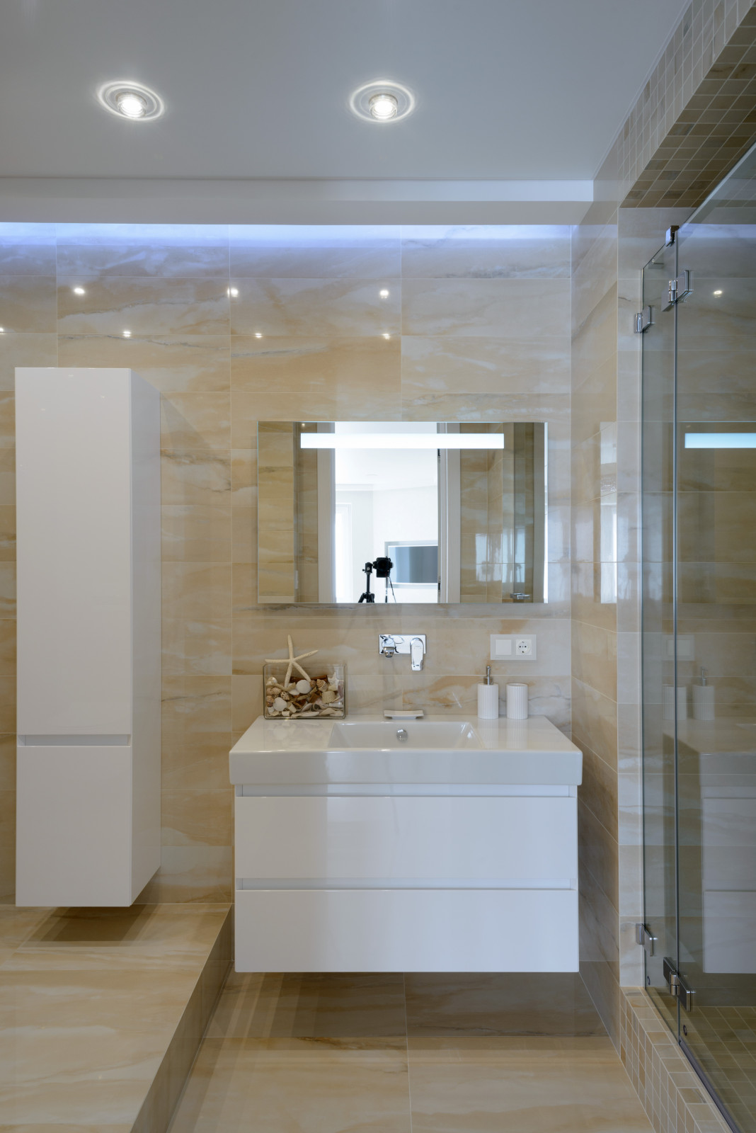 Любовь к белому цвету.