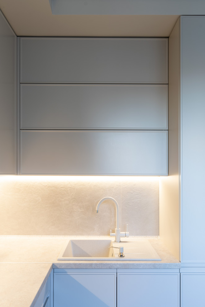 Монохромная кухня до потолка с интересными решениями