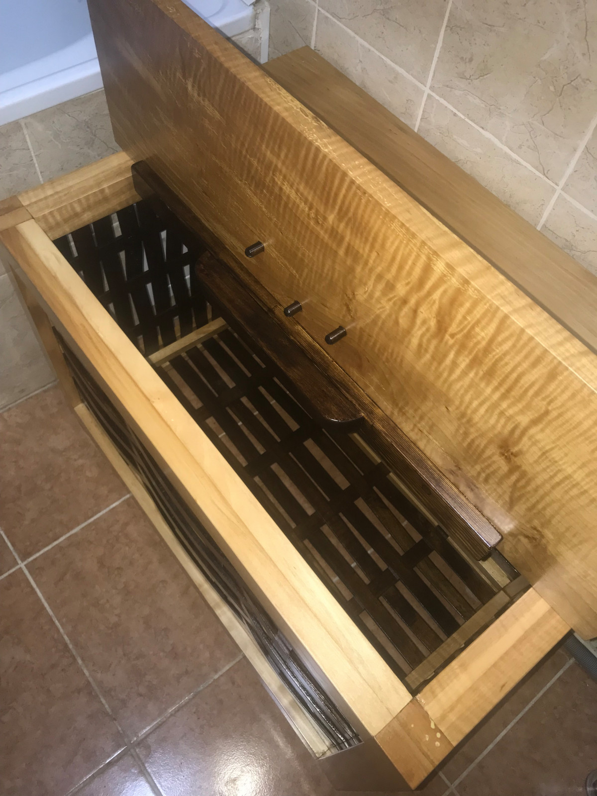 Обложка проекта: Корзина в ванную для белья. С полкой для книги и не только.