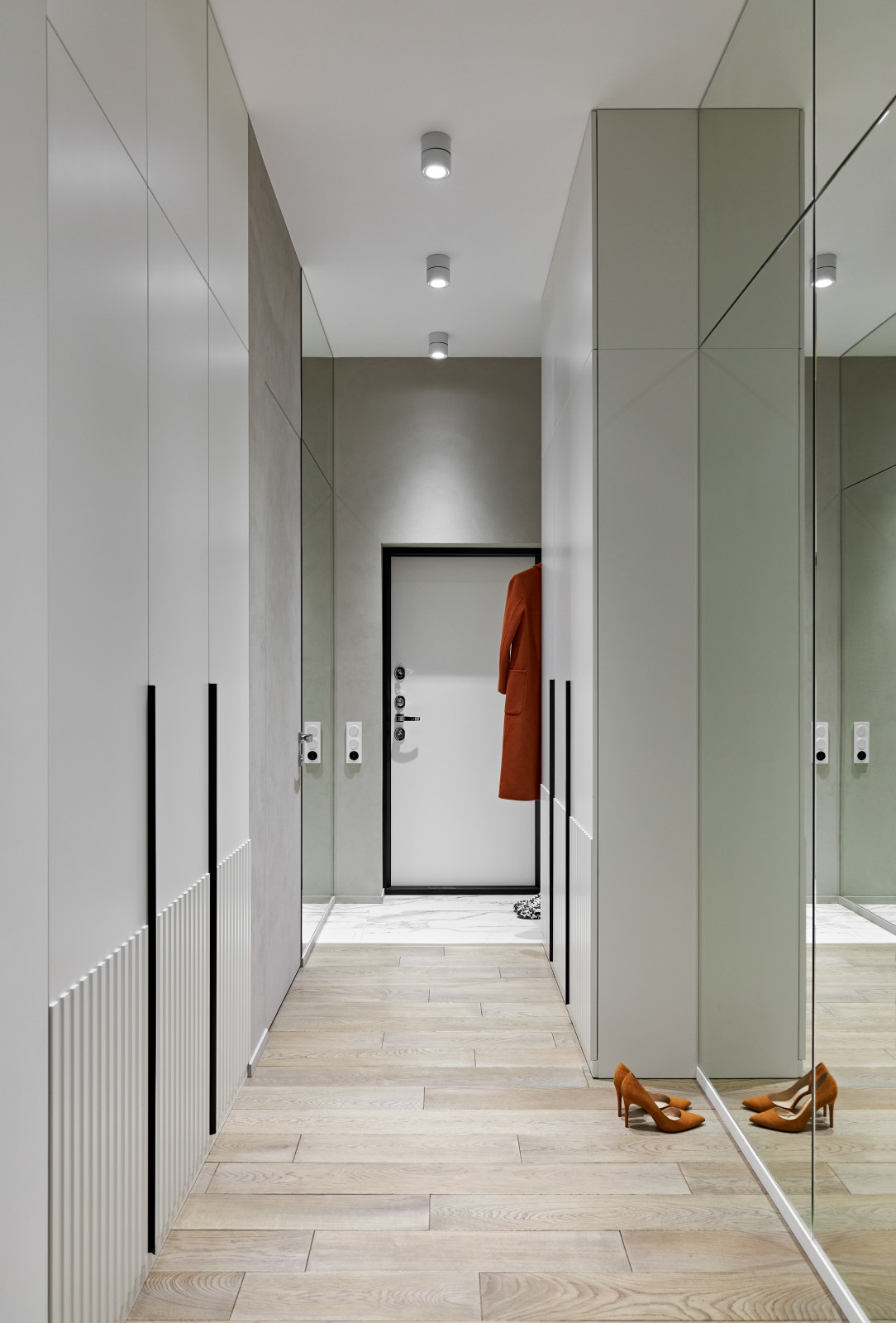 Яркая квартира с желтым диваном и голубой стеной в спальне