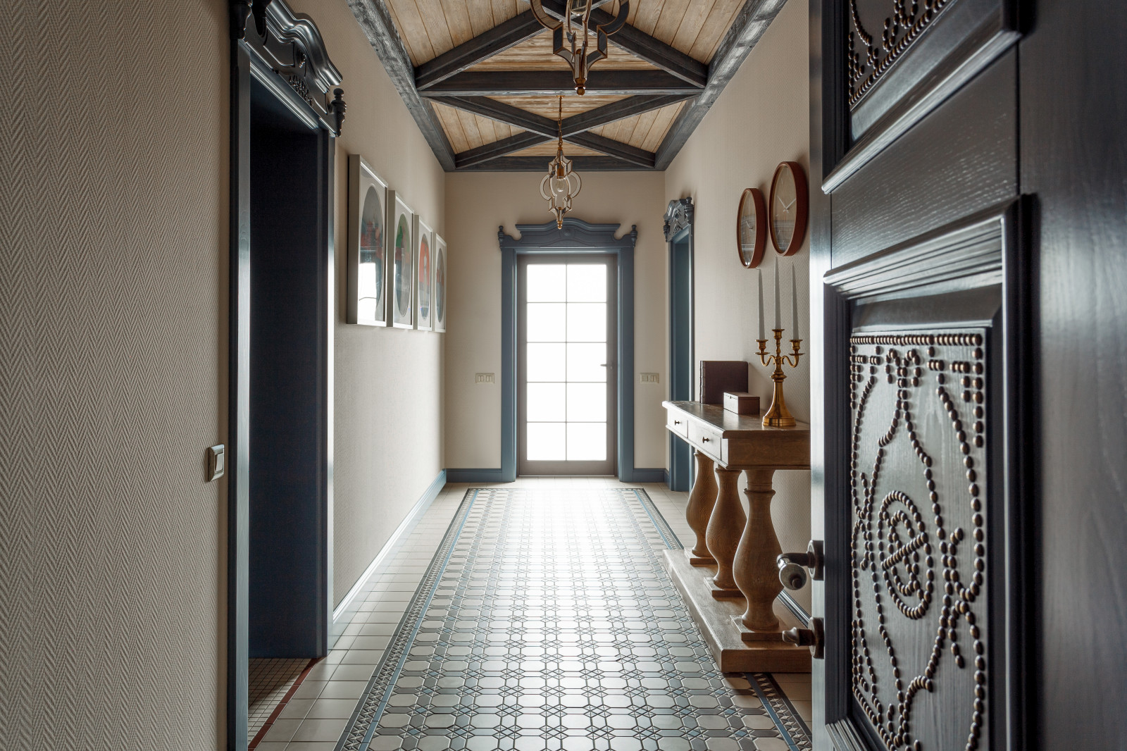 Винтажная прихожая в проекте загородного дома.